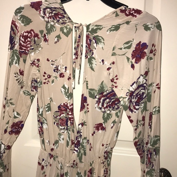 Floral romper with deep v neck - Picture 4 of 6